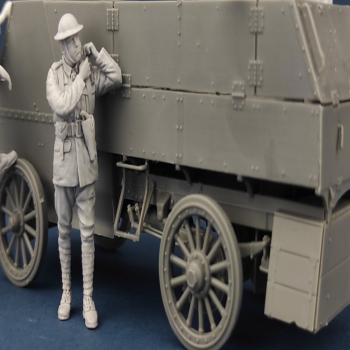 Copper State Models F35030 1/35 Canadian Motor MG Brigade Officer Putting Helmet On