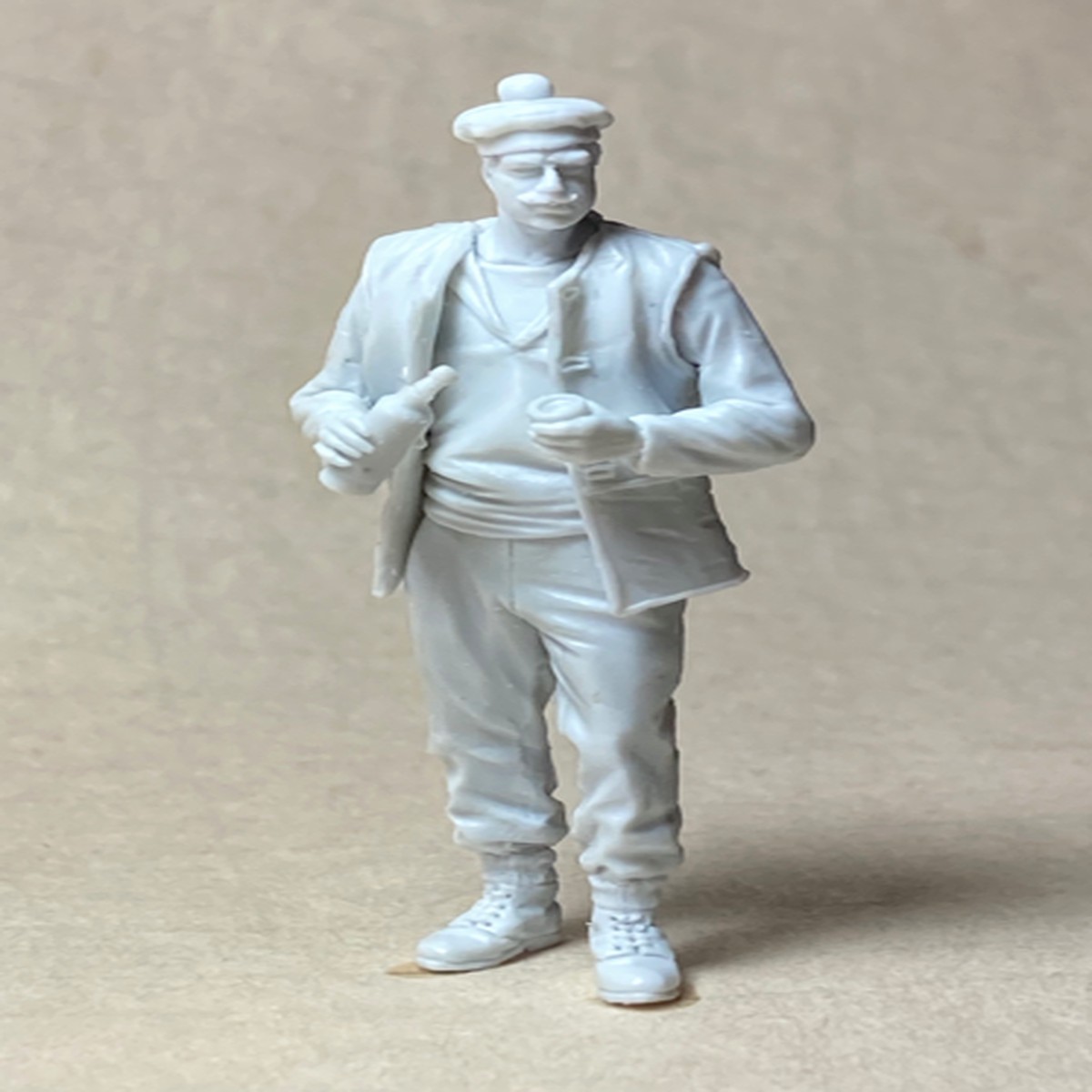 Copper State Models F35037 1/35 French Marine Armoured Car Crewman with a Bottle of Wine